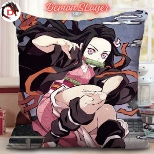 Housse de Coussin Demon Slayer Nezuko Attaque avec son Bambou