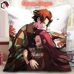Housse de Coussin Demon Slayer Nezuko Faisant un Câlin à Tanjiro