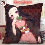 Housse de Coussin Demon Slayer Nezuko Mangeant son Bambou